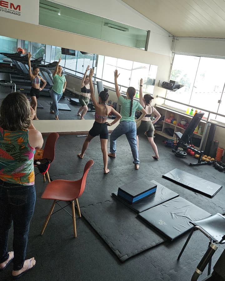 Turma fazendo exercícios na sala de reabilitação