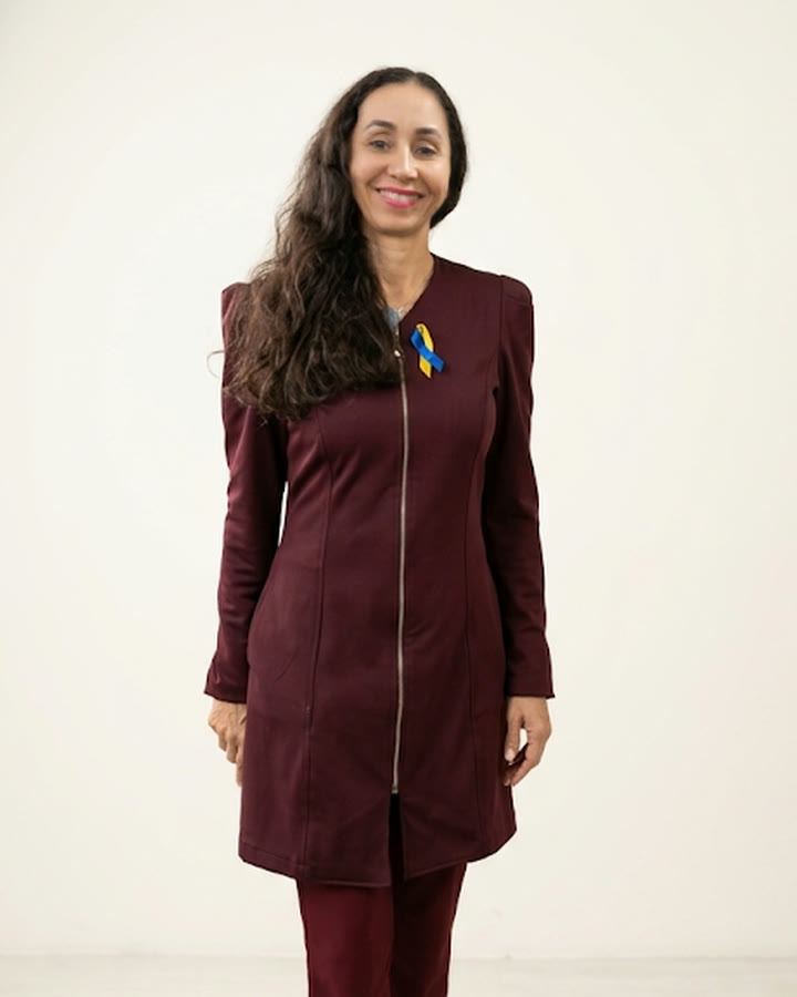 Giovana Bueres, fisioterapeuta, de conjunto vinho